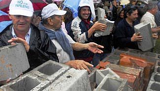 Vinieron uruguayos a tirar el muro