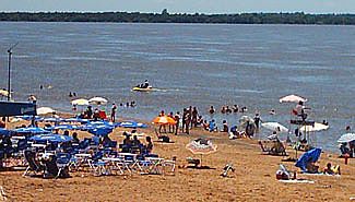 La bajante del río impulsó la actividad en las playas