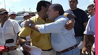 Busti entregó otro cheque al sindicato de la fruta