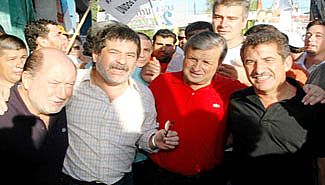 Halle corrió su cierre para el viernes y hará dos actos