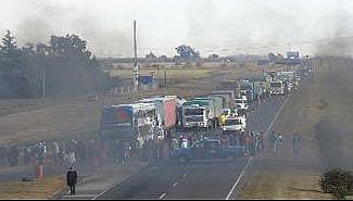 Federal: Está cortada la ruta internacional 127 por despidos y sueldos atrasados