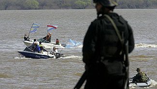 Sorpresiva protesta de asambleístas en el río Uruguay