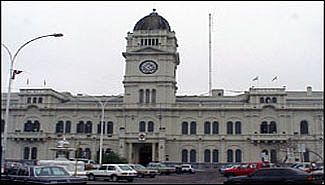 Sueldos incoherentes en el Estado provincial