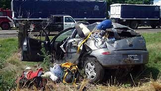 Al volcar un auto muere su conductor