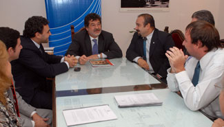 El primer trasplantado total de cara se mostró en público