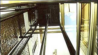 Un plomero cayó de un octavo piso y se salvó