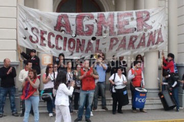 Agmer Paraná marcha a Casa Gris exigiendo reabrir la paritaria