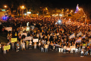 Convocan a un cacerolazo en Paraná