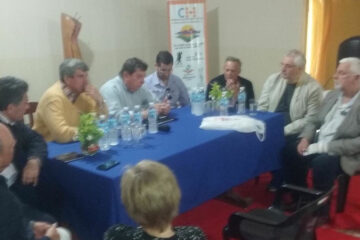 Kisser y Kloss en la misma mesa política