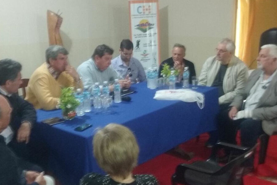 Kisser y Kloss en la misma mesa política