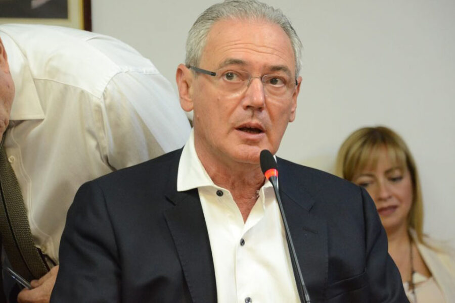 Benedetti promete bajar 10% la luz