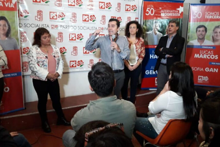 El socialismo cerró llamando a votar por la tercera vía