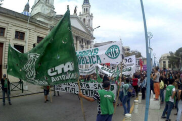 Municipales marchan contra la oferta de Varisco