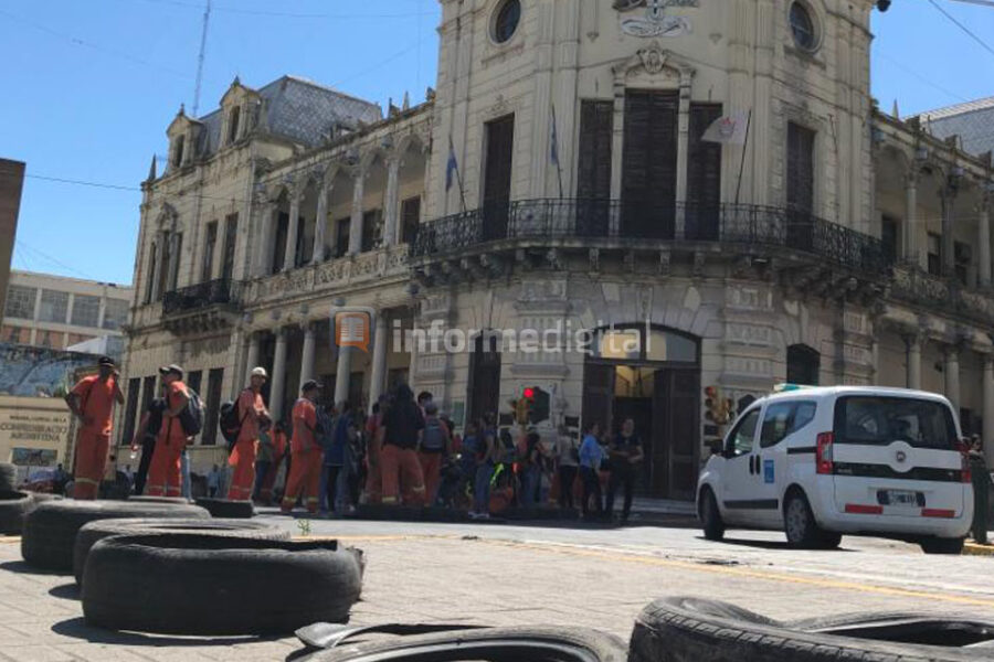 Cortan calles y queman gomas en reclamo a Varisco