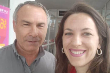 Encontró una cartera con plata y se la devolvió a la dueña