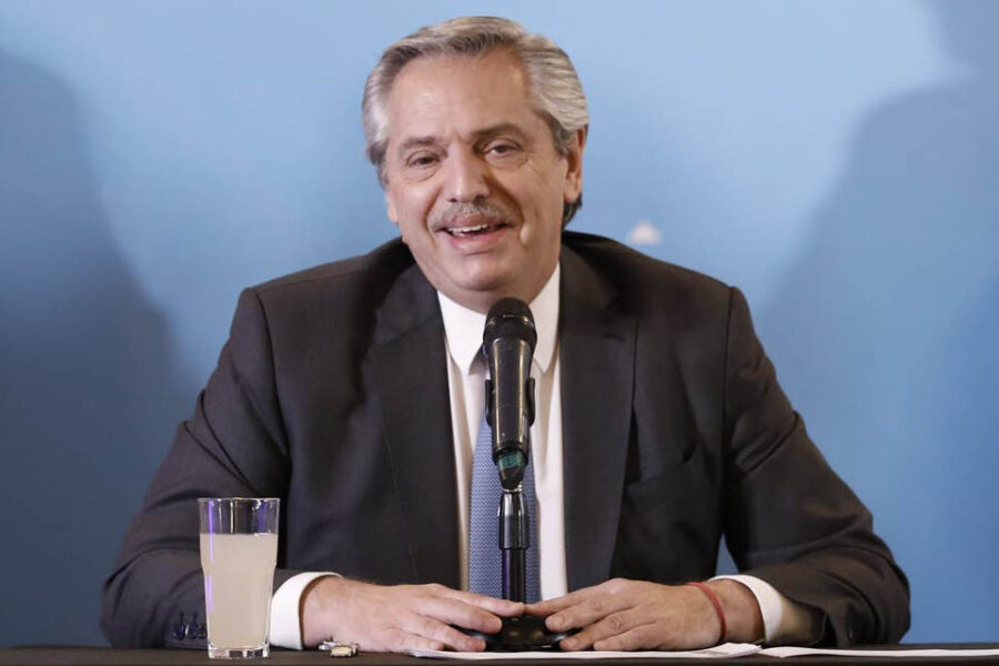Alberto anunciará un aumento por decreto para estatales y privados