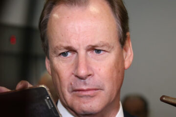 Bordet abre el paraguas