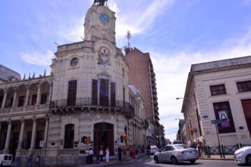 Licencian a los municipales que vuelvan del exterior