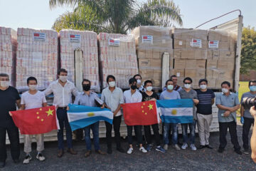 Super Chinos buscan bajar el estigma y donan mercadería en Paraná