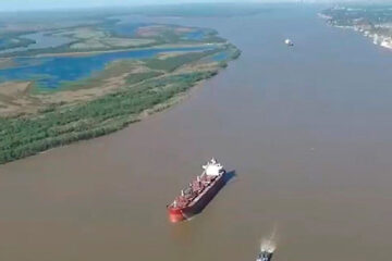 Derrumbe en el canal de navegación del Paraná generó amontonamientos de barcos