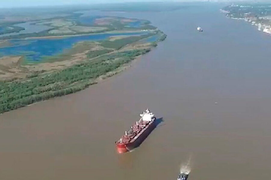 Derrumbe en el canal de navegación del Paraná generó amontonamientos de barcos