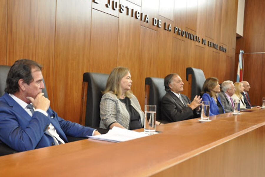 Jueza dice que le sacaron 50 mil dólares