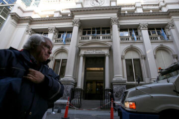 Víctimas de la dictadura comprarán a precio oficial