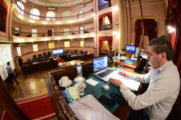 Ministro de Bordet dio positivo