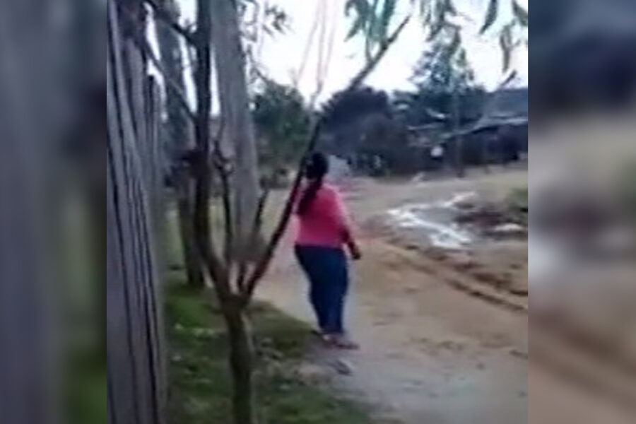 Una mujer fue filmada baleando a un joven