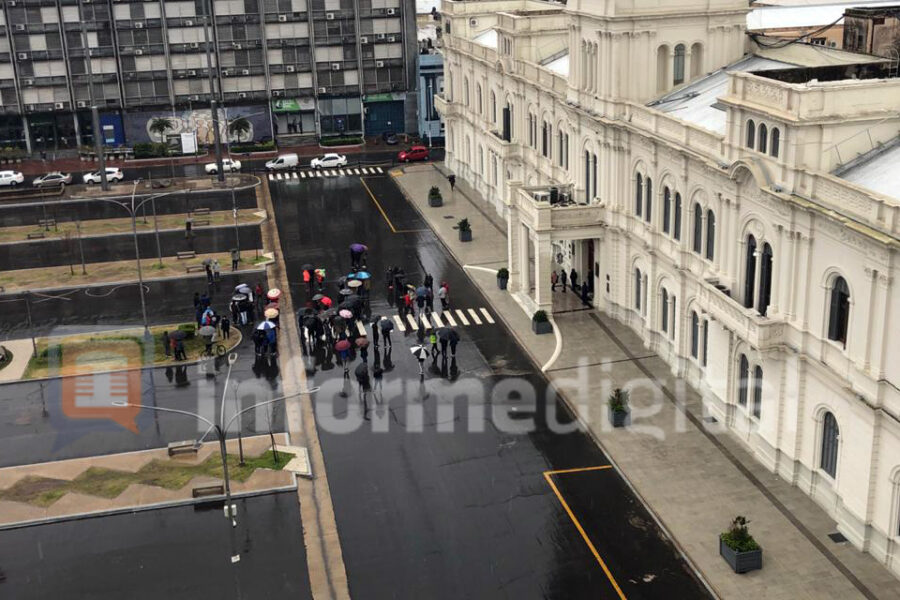 Lluvia y sospechas políticas debilitaron protesta de bares y gimnasios