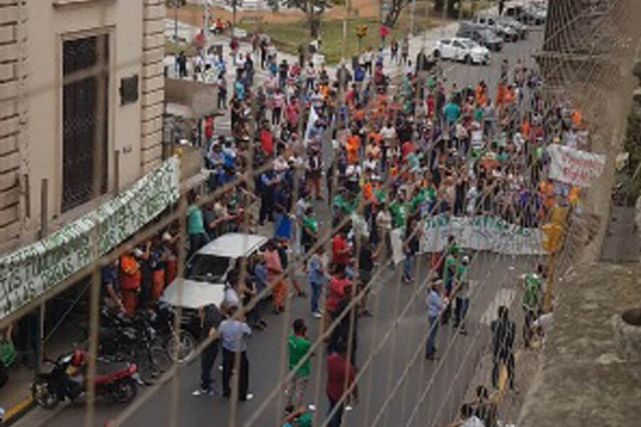 Unos 250 municipales reclamaron que Bahl convoque a paritarias