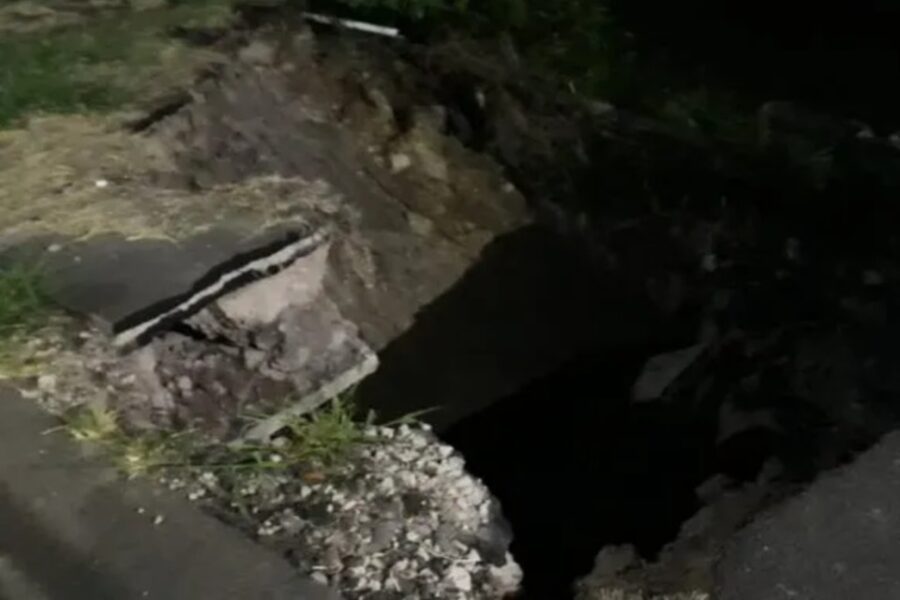 La tierra cedió y quedó un hueco gigante en la costanera