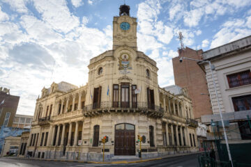 Bahl disolvió 41 cargos creados por Varisco