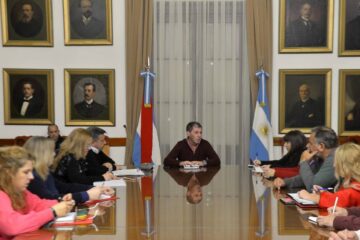 Adelanto para los docentes y reapertura de paritarias