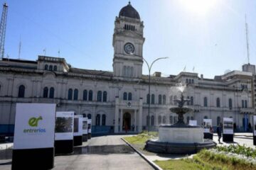 En el presupuesto 2023 Bordet gastará menos de lo que ingresará