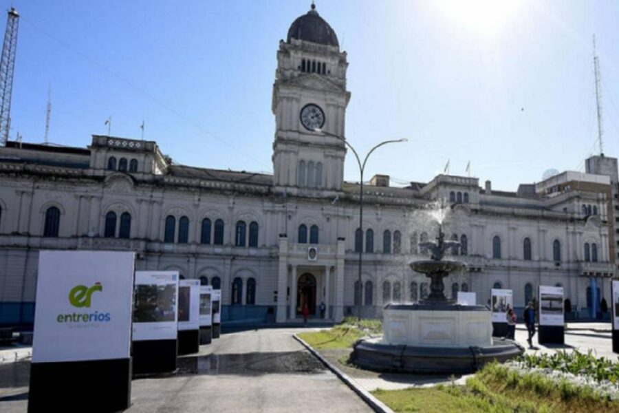 En el presupuesto 2023 Bordet gastará menos de lo que ingresará