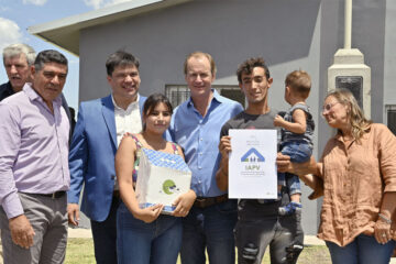 Bordet entregó más casas financiadas por la provincia