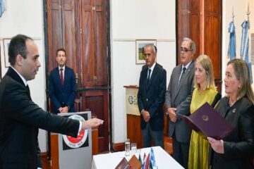 Stratta en Victoria para un acto de la Justicia