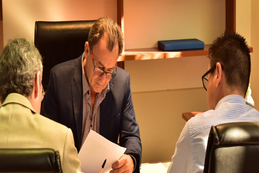 En plena campaña Bordet reparte obras también a opositores