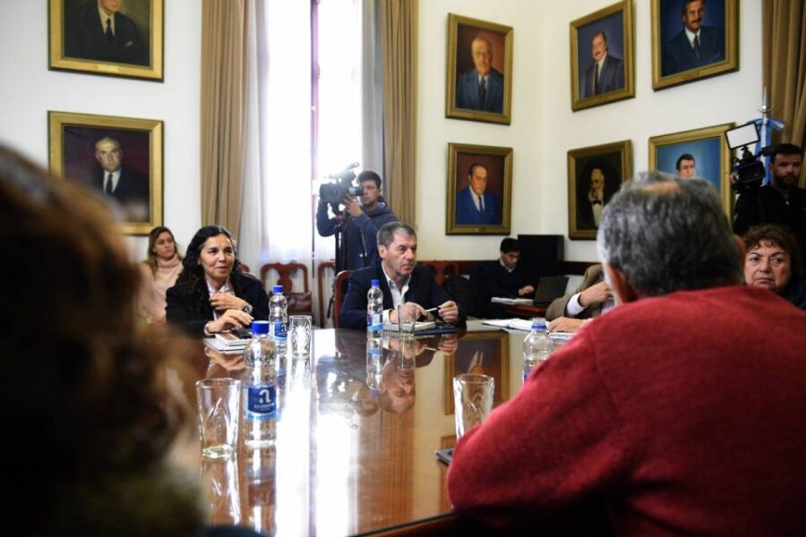 El gobierno acordó con estatales y espera a los docentes