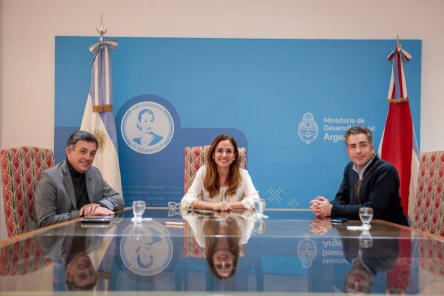 Oliva firmó convenios con Tolosa Paz