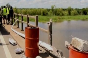 (Mención a Entre Ríos) Santa Fe: un camión cayó al agua desde un puente y buscan al conductor