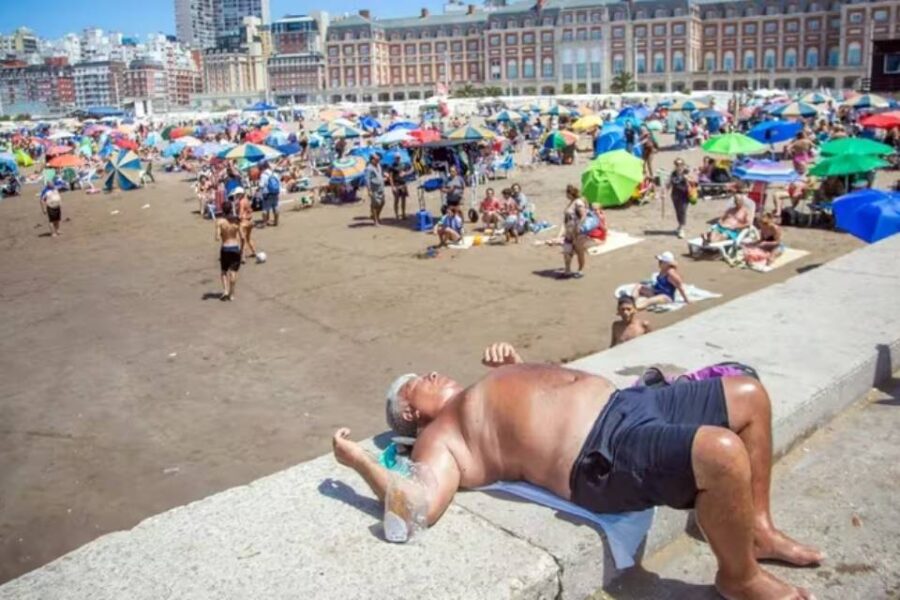 (Mención a Entre Ríos) La ola de calor continúa y más de 10 provincias se encuentran bajo alerta roja por temperaturas extremas