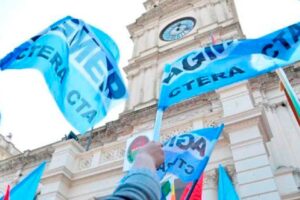 El gobierno provincial evalúa descontar el día a docentes si hay un nuevo paro