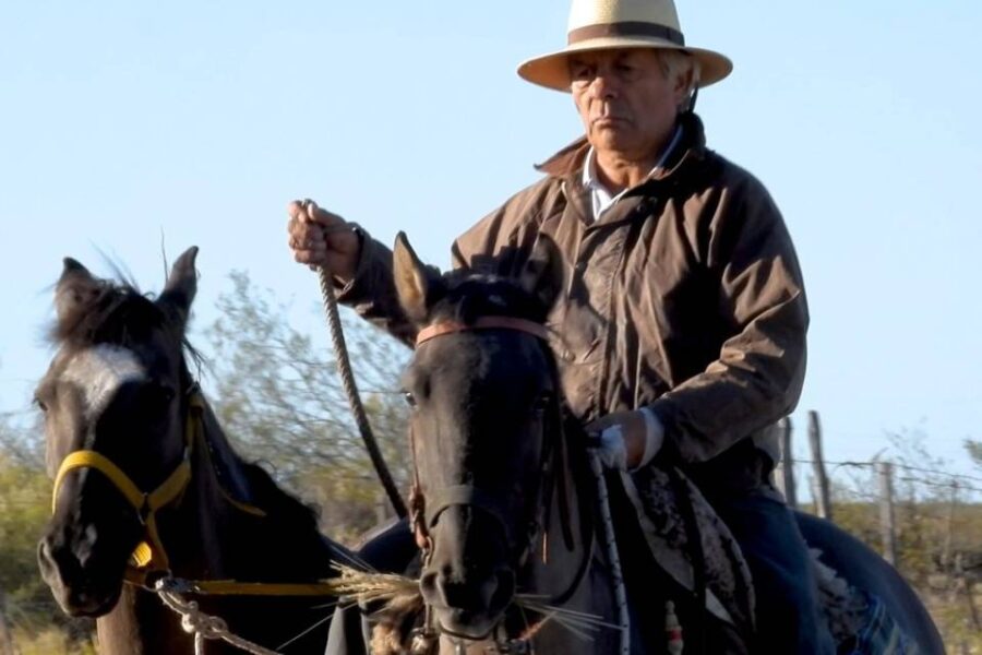 (Es entrerriano) Es maestro rural, se jubiló y se muda a caballo a 1.450 km de distancia para volver al lugar donde nació