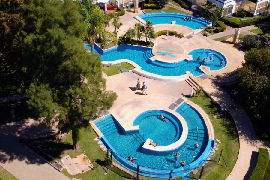 (Mención a localidad entrerriana) Fin de semana largo: las imperdibles termas cerca de Buenos Aires donde los jubilados pagan $ 2800