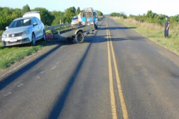 (Ocurrió en Entre Ríos) Tragedia en la ruta: un tráiler se desprendió de una camioneta y mató a una mujer que pescaba por la banquina