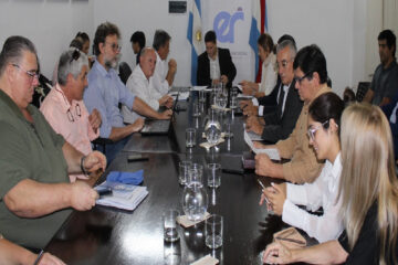 La provincia aumenta el salario a docentes y cubre lo que recortó nación