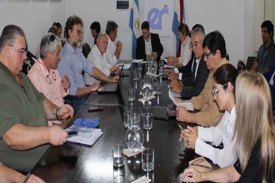 La provincia aumenta el salario a docentes y cubre lo que recortó nación