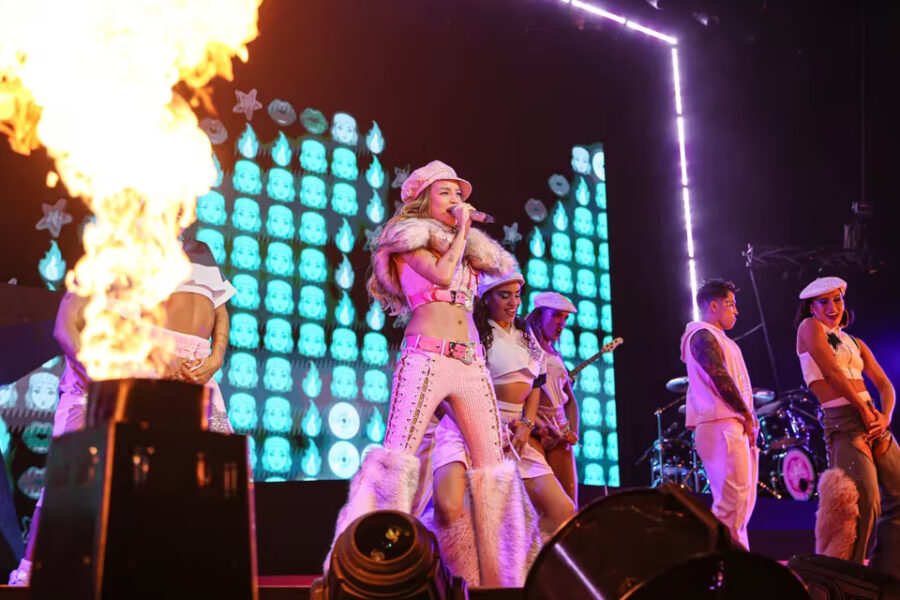 (Artista entrerriana) La gran noche de Emilia Mernes: glamour, besos, un acalorado discurso y un homenaje a Madonna en el primer show